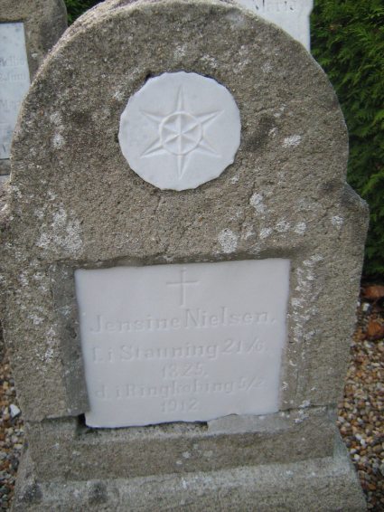 Billede af gravsten på Sædding Kirkegård